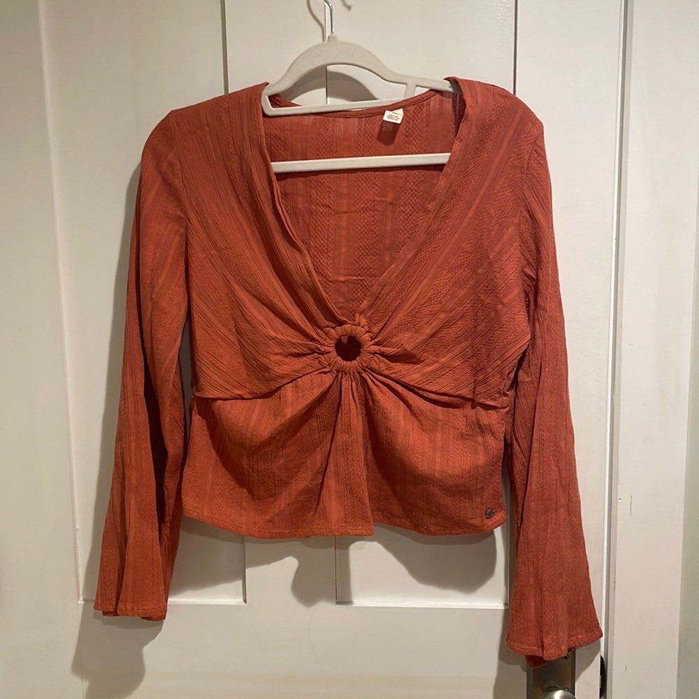 ROXY Flutter Sleeve Key Hole Crop Top - Picture 2 of 5